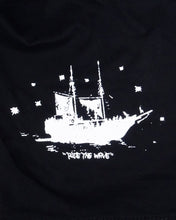 Carica l'immagine nel visualizzatore di Gallery, "pirates" bermuda grafica "ride the wave" (retro)