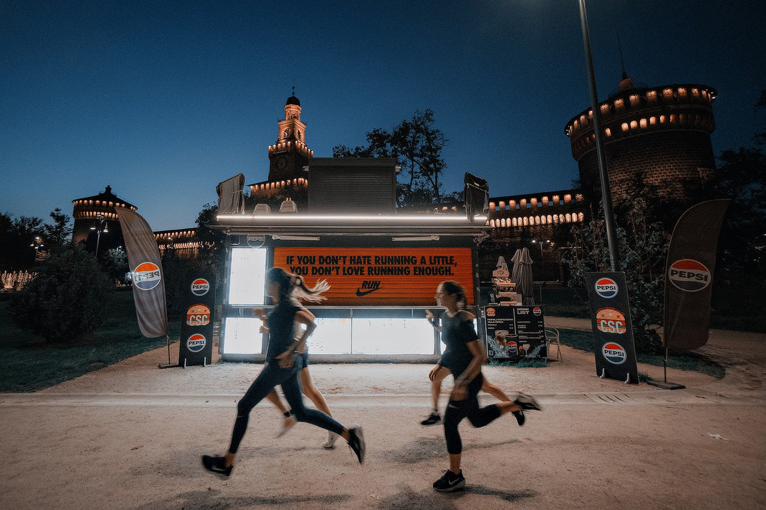 Corridori davanti a un intervento di guerrilla marketing realizzato da Graffiti Milano per Nike Running a Milano