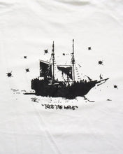 Carica l&#39;immagine nel visualizzatore di Gallery, &quot;Pirates&quot; maglietta a maniche lunghe bianca
